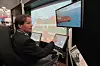 SIMULATOR: John Vonli i Transas viser hvordan operatører kan trene på land.