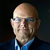 Steve Wilhite er president i Sustainability Business, en global konsulentenhet i Schneider Electric som tilbyr tjenester for avkarbonisering, fra strategi til implementering og rapportering. Foto: Schneider Electric