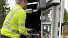 Hytteområdet Sjusjøen i Ringsaker har vokst seg stor som en norsk småby. Når hyttene i tillegg får elbil og annet effektkrevende utstyr, blir det hardt for lavspentnettet. Denne uken ble det første batteriet installert i en krets hvor det kan oppstå spenningsproblemer på sikt.