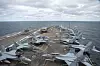 F/A-18E Super Hornet, EA-18G Growler, en MH-60R Seahawkog en E-2D Hawkeye på dekket på USS Harry S. Truman i juni 2021. Foto: Petty Officer 3rd Class Benjamin