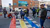 Det er vei-eieren selv som godkjenner tiltakene, og i Harstad var det byens politikere selv som stilte opp for å pynte en av byens gater til fest. Foto: Øivind Arvola, Harstad kommune