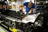 Volvo bruker blokkjede-teknologi for å spore koboltens vei fra gruve til ferdig bil. Her monteres batteripakken på en XC40 hybrid i belgiske Gent. Foto: Volvo