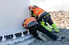 Statkraft regner med at totalt 600 mann vil være i arbeid i den mest intensive anleggsfasen. Her skyver to menn et tårn på plass i Raggovidda vindpark. Foto: Bjarne Riesto