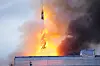 Spiret på bygningen Børsen i København står i flammer.