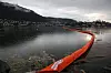Lunter fra sprengningsarbeidet i forbindelse med Bybane-utbyggingen i Bergen havner i sjøen. Foto: Arne Fenstad