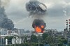 Taket på en oljetank ved et oljeraffineri i bydelen Kapotnja i Moskva flyr i lufta under et ukrainsk droneangrep torsdag denne uka.