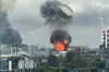 Taket på en oljetank ved et oljeraffineri i bydelen Kapotnja i Moskva flyr i lufta under et ukrainsk droneangrep torsdag denne uka.