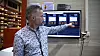 Rolf Thu viser hvordan de kan gå inn på hver enkelt maskin og se på rapportene systemet lager basert på datafangsten. Bilde: Ina Steen Andersen
