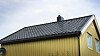 Det kommer stadig nye løsninger for bygningsintegrerte solceller. På dette huset i Trøndelag har taksteinen integrerte solceller.