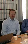 Bakgrunnen er en hovedoppgave om denne løsningen som ble skrevet av Anstein Skinnarland i 1998. Hans konklusjon den gang var at dette var både teknisk og økonomisk verdt å vurdere videre. Skinnarland tok ideen opp igjen i en kommentar på tu.no. BART METALL: Anstein Skinnarland har bragt uisolerte ledere i tunnel inn som et tredje alternativ i Hardanger.