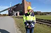 Kokeriet: Chief Security Officer, Viggo Waagen ved Borregaard foran «Kokeriet» hvor store tanker med svoveldioksyd står utenfor bygningen. FFI-forskerne brukte utslipp herfra i sine beregningsmodeller. Foto
