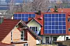Solceller er blitt billigere enn mye annet byggemateriale og bør i større grad integreres på andre flater enn tak, skriver innleggsforfatteren.