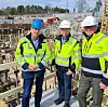 Tre av prosjektlederne foran byggegropa for det nye tårnet (fra venstre): Erik Madsen (bygg og grunn), Jon Julsen (prosessindustri) og Kjetil Flaatedal (industri og bærekraft). Foto: Knut Bjørheim