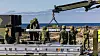 Soldater fra Luftvernbataljonen lader en NASAMS-launcher med et AIM-120C-7 AMRAAM-missil. Bildet er fra juni i år. Foto: Ella Hagen / Forsvaret