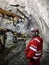 Arbeidskrevende fjell: Boring av ny salve under himling som er sikret med faststøpte bolter. Kontrollingeniør Frank Haldorsen i Statens vegvesen sjekker forholdene.