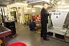 Miljøoffiser Ernst Andersen ved maskinen som presser aluminiumskanner. Salget av aluminium går til velferdstiltak for besetningen for å motivere til miljøtenking.
