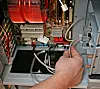 GOD PLASS:Kabinettet fra Antec er godt utnyttet uten å bli alt for stort. Det er plass til fire 5 ¼ tommers enheter, en 3 ½ og hele seks harddisker. Utfordringen vår er at grafikkortet skal inn og det tar plass. Det må tas hensyn til å ikke diskene står i veien. Nå skal alle kablene koblet til og det er ikke en jobb du gjør i blinde. Kabinettet selv strutter gjerne av kabler til USV- FireWire og lydporter og i tillegg kommer alt som du putter inn etter hvert. Heldigvis er standardiseringen kommet så langt at du finner alle kontaktpunktene på hovedkortet selv om du må lete litt og helst sjekke av med bruksanvisningen.