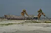 Mange bygninger og installasjoner ble så hardt skadet av Katrina at de må rives og fjernes. Arbeidet tar tid, og denne tidligere skipsformede restauranten i Biloxi, Mississippi, står der fortsatt.