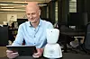 Morten Jørgensen, sjef i No Isolation, viser hvordan AV1-robotene kan styres ved hjelp av en app på et nettbrett. Eleven, som ikke er fysisk på skolen, kan se og høre det som skjer i klasserommet og også engasjere seg på ulikt vis. Foto: Gunhild Haugnes