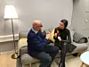 Thomas Tømmernes diskuterer IT-sikkerhet med en mor som deltok i eksperimentet.