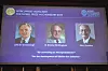 John B. Goodenough (t.v.), M. Stanley Whittingham og Akira Yoshino er tildelt årets nobelpris i kjemi. De tre deler prisen for utviklingen av oppladbare batterier. Foto: Naina Helen Jama / TT via AP / NTB scanpix