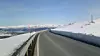 Slik kan E6 over Kvænangsfjellet se ut en aprildag. Men vinteren kan også være svært tøff, og veien har vært stengt på grunn av mye snø og stor skredfare.