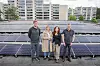 Ravnkollen borettslag har solcelleanlegg på taket. Fra venstre: Nestleder i styret i Ravnkollen borettslag Thomas Holmesland, miljø- og samferdselsbyråd Marit Vea, direktør Heidi Sørensen i Klimaetaten og styreleder Tommy Kojen i Ravnkollen borettslag.