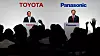 Akio Toyoda (til venstre) og Kazuhiro Tsuga, toppsjefer i henholdsvis Toyota og Panasonic har annonsert at selskapene vil opprette et felles selskap som skal utvikle elbilbatterier. Bildet er tatt i forbindelse med presentasjonen av de første samarbeidsplanene i 2017.