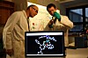 Professor Vidar R. Jensen sammen med forskerkollega Giovanni Occhipinti. På skjermen ser vi en molekylmodell av en av katalysatorene de har laget, med rutenium i blått i midten.