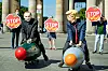 Motstanden mot atomvåpen er stor også i Europa, men 33 europeiske land som stemte imot da avtalen om forbud mot slike våpen ble vedtatt i FNs hovedforsamling i 2017. Dette bildet er fra en demonstrasjon i Berlin i 2020. Foto: Fabian Sommer / AP / NTB