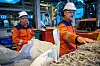 Høyanger, og Hydros øvrige aluminiumverk i Norge, utvikler nå metoder for å anvende brukt aluminium direkte i produksjonen av ny aluminium. Fabrikksjef Arne-Martin Kjærland og Helge Vadheim viser frem brukte høyspentledninger som er klare for resirkulering. Foto: Halvor Molland