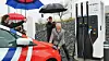 Fylkesordfører Jon Askeland åpnet ladeparken på Flesland i ekte Bergens-vær.