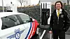 – I dag er jeg her med en flunkende ny Renault som går 30 mil per lading. Da trenger jeg bare å lade den én gang i døgnet, sier Robert Aasmul, daglig leder i Taxi1. Foto: Vestland fylkeskommune
