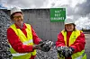 Daniel Rotheudt og Laurence Puig viser frem brukt forbrukerskrap ved Hydros resirkuleringsanlegg i Luxembourg. I 2016 oppgraderte Hydro anlegget med 15 millioner euro, som gjorde at anlegget kan ta imot mer forbrukt aluminiumskrap, og øker produksjonen til mer enn 100.000 tonn i året. Oppgraderingen vil også redusere energiforbruket. Foto: Halvor Molland