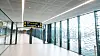 Reisende fra den gamle terminal 2 kommer seg nå dit via den nye broen mellom terminalene. Foto: Eirik Helland Urke