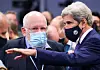 Det ble noen intense forhandlinger de siste timene. Her er det USAs John Kerry (t.h) som snakker med EUs visepresident Frans Timmermans Foto: YVES HERMAN