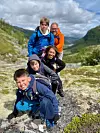 Her er familien på fottur i Jotunheimen. Sønnene Tore (foran), Teo og Tobias er i dag 8, 14 og 18 år. – Jeg driver litt hjemmegym, og vi går tur så ofte vi kan, men det blir for sjelden. Foto: Privat