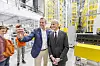 Nils Morten Huseby, administrerende direktør ved Institutt for energiteknikk, tok en selfie med statsminister Jonas Gahr Støre under åpningen av Morrows batterifabrikk i Arendal tidligere i sommer. Foto: Arash A. Nejad