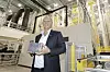 Morrow-direktør Lars Christian Bacher viser fram en av selskapets battericeller. Foto: Arash A. Nejad