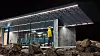 Belysningen av Moskenes Servicebygg i Lofoten henter inspirasjon fra naturen rundt. Skiftninger i lysets farge, lyshet og mengde bidrar til at dette blir en futuristisk og moderne lysinstallasjon, mener juryen.