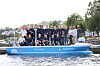 Studentprosjekt Kongsberg Maritime/FFI 2018: Smartship. De 16 studentene og veiledere og prosjektledere fra Kongsberg Maritime foran modellen de har utstyrt og testet.