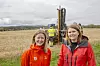 NVE har flere folk i sving med kvikkleireprosjektet i Nes på Romerike. Senioringeniørene Tonje Eide Helle (tv.) og Trine Flobak (som er prosjektleder) er to av dem. Foto: Bjørn Olav Amundsen