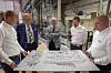 Kong Carl Gustaf XVI feiret 50 år på tornen med å donere en ny redningsbåt til Sjöräddningssällskapet. Her inspiserer han tegningene til båten, som leveres i 2025. Serien er konstruert av Birger Kullmann Design.