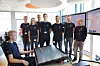 Et knippe av studentene samlet i kontrollrommet der operatøren kan styre en hel flåte og ha full statusoversikt. Foto: Tore Stensvold