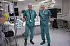 De grønnkledde: Hjertekirurg Erik Fosse (t.v.) hadde ideen til den midlertidige hjertemåleren. Nå kommersialiseres ideen i selskapet Cardiaccs, som ledes av siv. ing. Jonas Tyssø. Foto: Odd R. Valmot