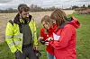 Senioringeniørene Tonje Eide Helle og Trine Flobak i NVE drøfter om de trenger prøver av leiren. Tv. grunnborer Arvis Strekalous i Geostrøm. Foto: Bjørn Olav Amundsen