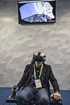 Flytur: Opplevelsen å fly med VR-briller er noe annet enn den man får på en skjerm. Foto: HTC