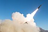 Det er et lignende ballistisk missil som dette Storbritannia vil utvikle og produsere for Ukraina. Bildet viser en testoppskytning av amerikanske Precision Strike Missile.