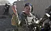 Sersjant Scott Weaver fra «The Queens Royal Lancers» sender av gårde en PD-100 Black Hornet fra en stilling i Afghanistan i forbindelse med Operation QALB for sju år siden. Bilde: Sgt Rupert Frere RLC