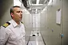 Maskinsjef Jarle Auby i ett av de to batterirommene om bord. Siemens har levert batterier og elektro- og automasjonsstyringsystemer.